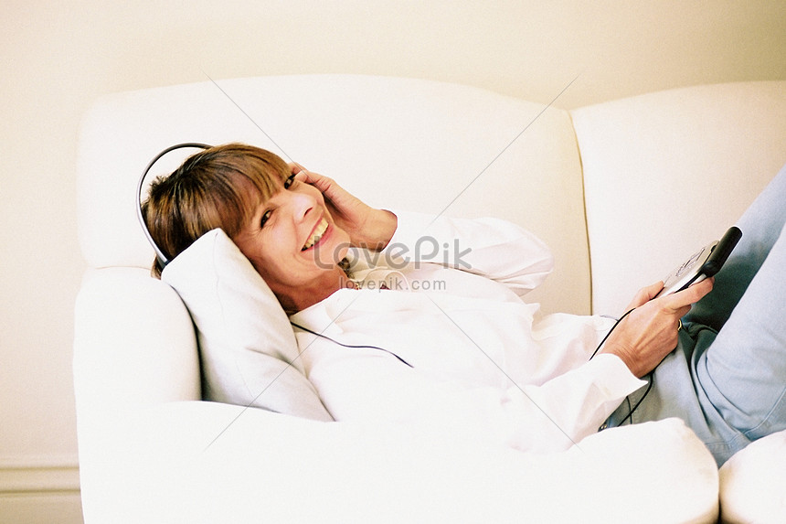 Mujer Escuchando Música En El Sofá Foto | Descarga Gratuita HD Imagen de  Foto - Lovepik
