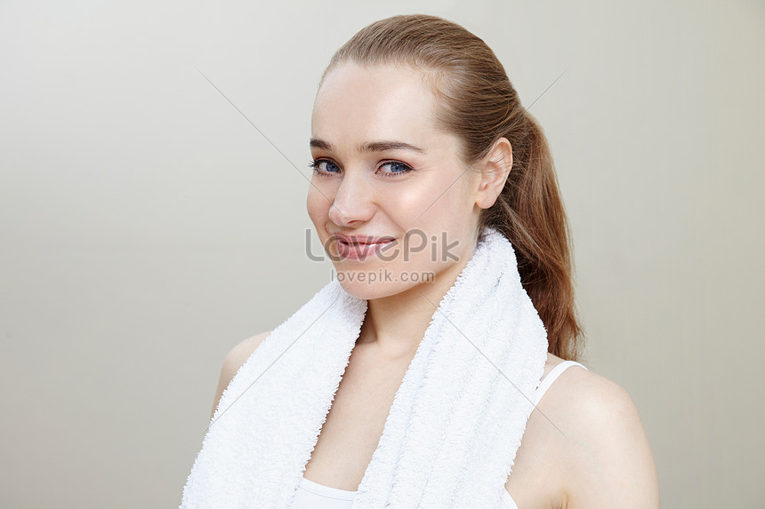 towel around neck