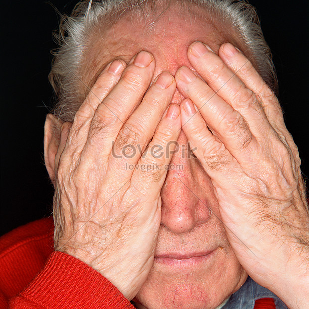 Lovepik صورة Jpg 501498219 Id صورة فوتوغرافية بحث صور رجل عجوز يغطي عينيه بيديه