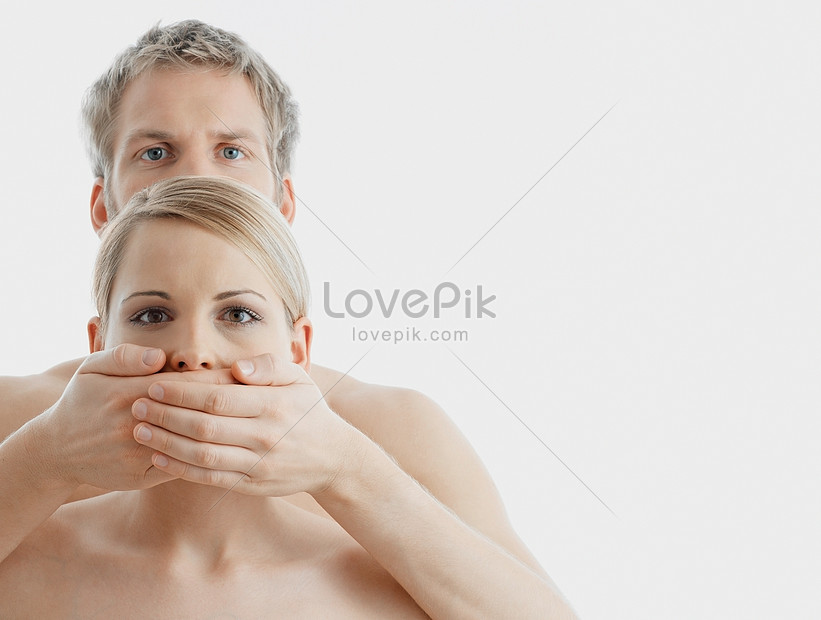 El Hombre Cubre La Boca De La Mujer Descarga Gratuita Hd Imagen De Fotografia Lovepik