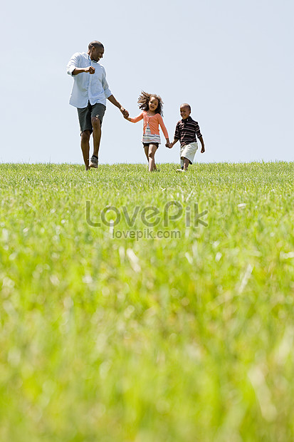 Padre E Hijo En El Campo Foto | Descarga Gratuita HD Imagen de Foto -  Lovepik