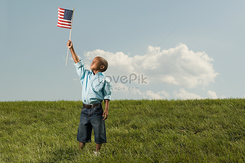 Một cậu bé tươi cười tự hào cầm trên tay lá cờ Mỹ, biểu thị tình yêu và lòng trung thành của cậu đối với đất nước. Chỉ cần một khoảnh khắc vô hình, bạn cũng có thể cảm nhận được niềm tự hào và sự đoàn kết của những người Mỹ. Hãy cùng đến để trải nghiệm điều này.