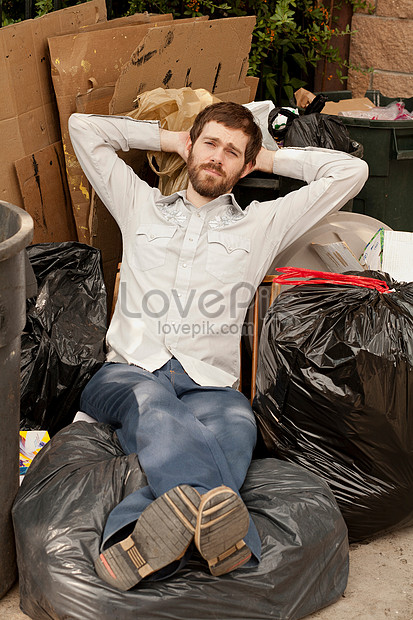 Sentado Sobre Una Pila De Bolsas De Basura Descarga Gratuita Hd Imagen De Fotografia Lovepik