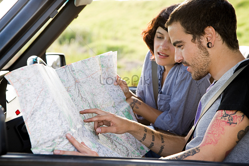 Couple Looking At Map Picture And HD Photos | Free Download On Lovepik