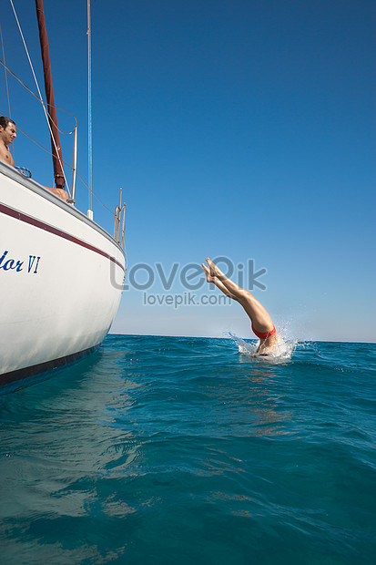 ヨットから海に飛び込む若い女性イメージ 写真 Id Prf画像フォーマットjpg Jp Lovepik Com