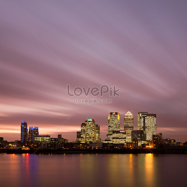 horizonte de la ciudad por la noche