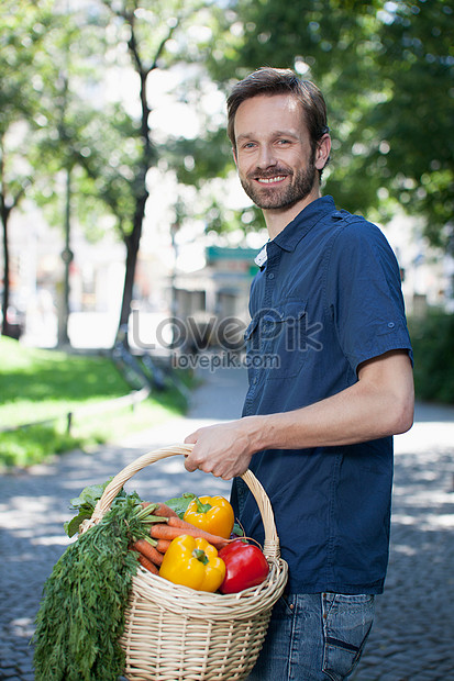 野菜バスケットを持つ男イメージ 写真 Id Prf画像フォーマットjpg Jp Lovepik Com