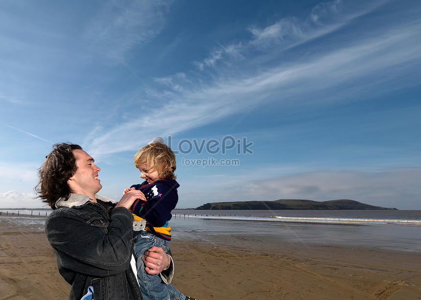 Padre E Hijo En La Playa Foto | Descarga Gratuita HD Imagen de Foto -  Lovepik