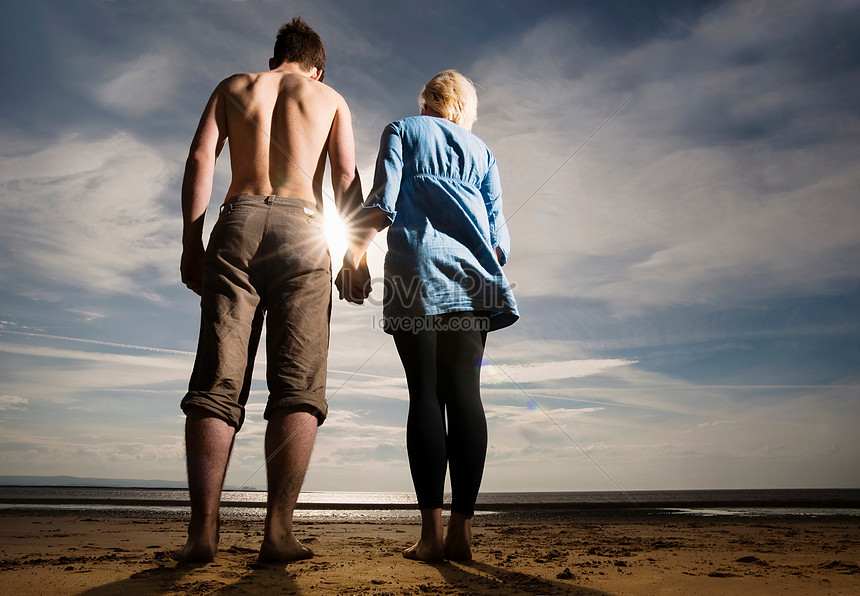 Gợi nhớ đến một kỷ niệm đáng nhớ khi cùng người yêu nắm tay trên bãi biển, ảnh cặp đôi này sẽ đưa bạn đến một chuyến đi tuyệt vời đầy tình cảm. Cảm nhận sức mạnh của tình yêu và đắm mình vào khung cảnh ngọt ngào với bức ảnh này.