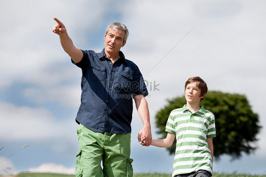 Padre E Hijo Caminando Juntos Foto | Descarga Gratuita HD Imagen de Foto -  Lovepik