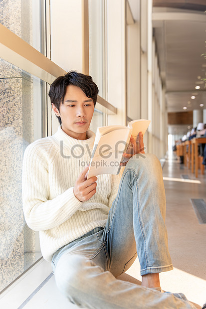 Reading pose hi-res stock photography and images - Alamy