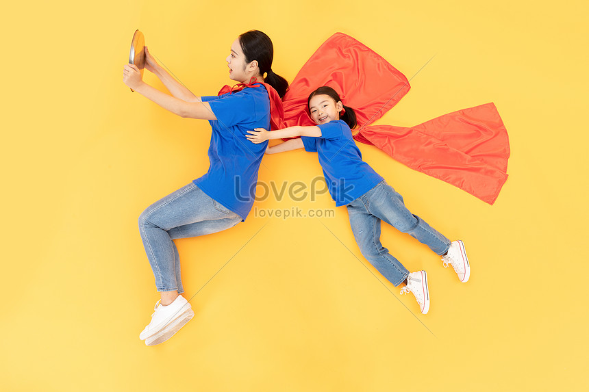 Superman Creativo Madre E Hija Descarga Gratuita Hd Imagen De Fotografia Lovepik