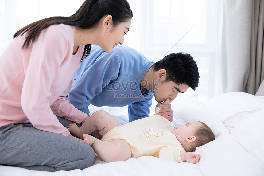 Mama Y Papa Se Burlan Del Bebe En La Cama Descarga Gratuita Hd Imagen De Fotografia Lovepik