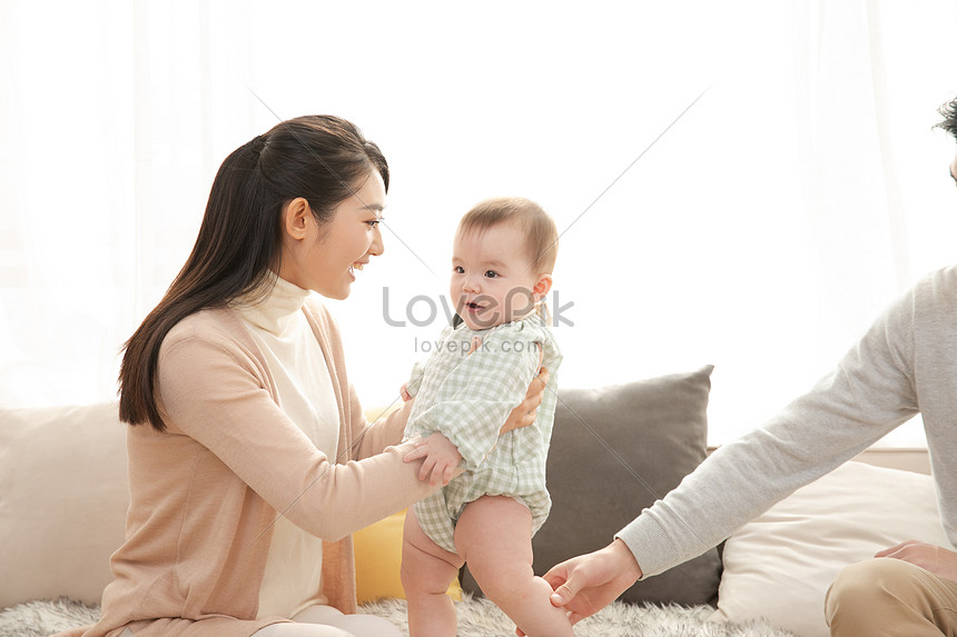 Mama Y Papa Juegan Con Bebe Descarga Gratuita Hd Imagen De Fotografia Lovepik