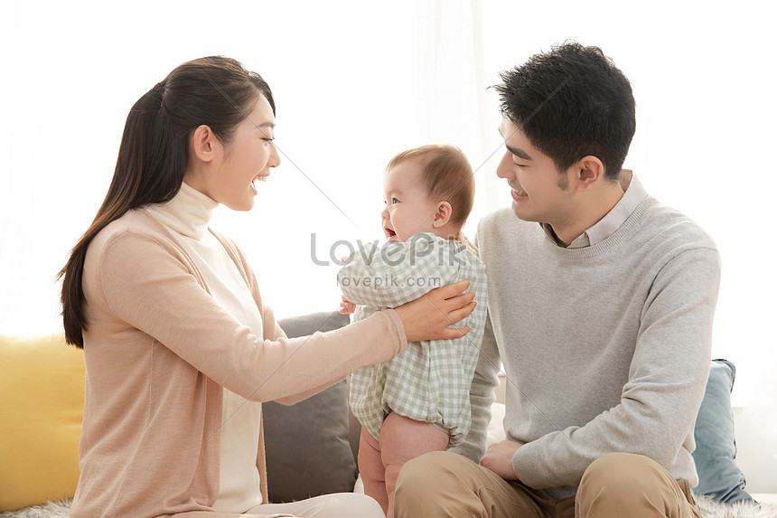 Mama Y Papa Jugando Con Bebe Descarga Gratuita Hd Imagen De Fotografia Lovepik