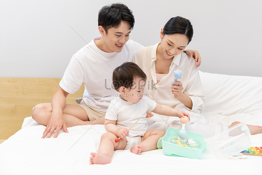 Familia De Tres Padre Y Madre Juegan Con Bebe Descarga Gratuita Hd Imagen De Fotografia Lovepik