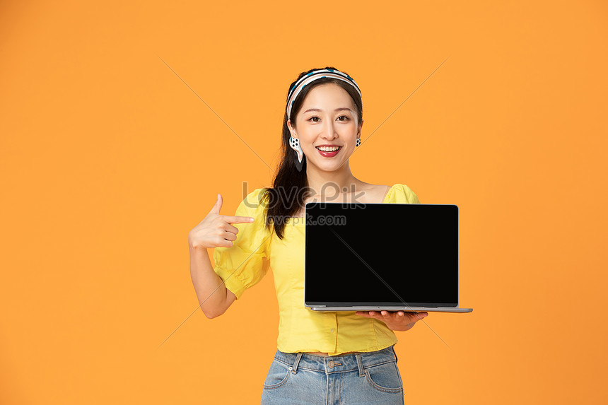 Perempuan Yang Energetik Memegang Laptop Di Tangan gambar unduh gratis