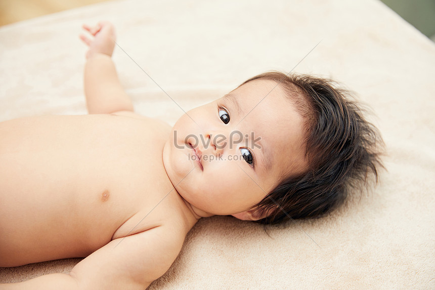 Em bé dễ thương: Bạn yêu thích sự đáng yêu của các em bé? Hãy xem hình ảnh này để được tận hưởng chiếc cười và ánh mắt thán phục của một em bé dễ thương. Sự ngây thơ và sự mềm mại của bé sẽ khiến bạn tâm đắc ngay lập tức.