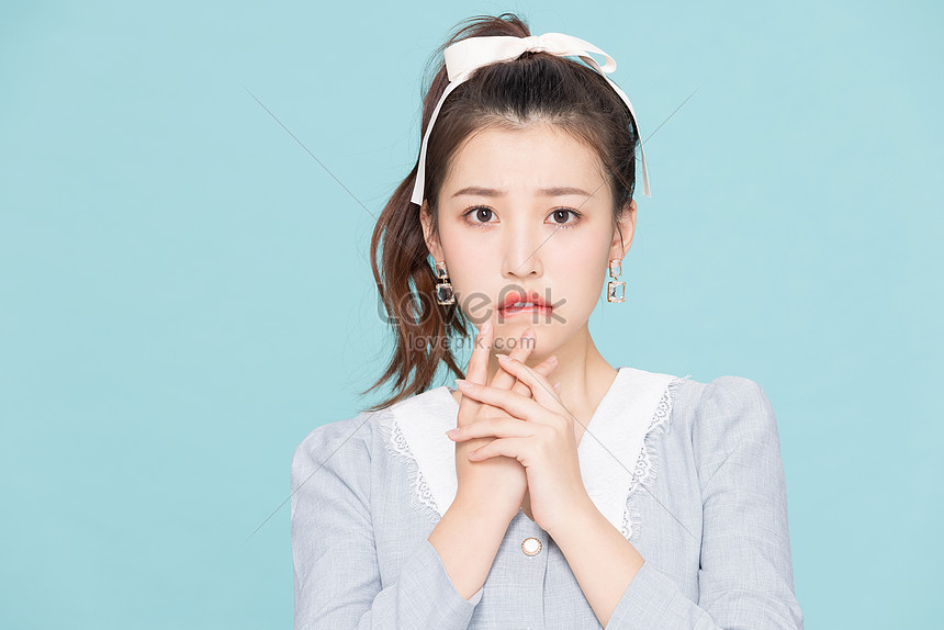 唇を噛むかわいい韓国人の女の子イメージ 写真 Id Prf画像フォーマットjpg Jp Lovepik Com