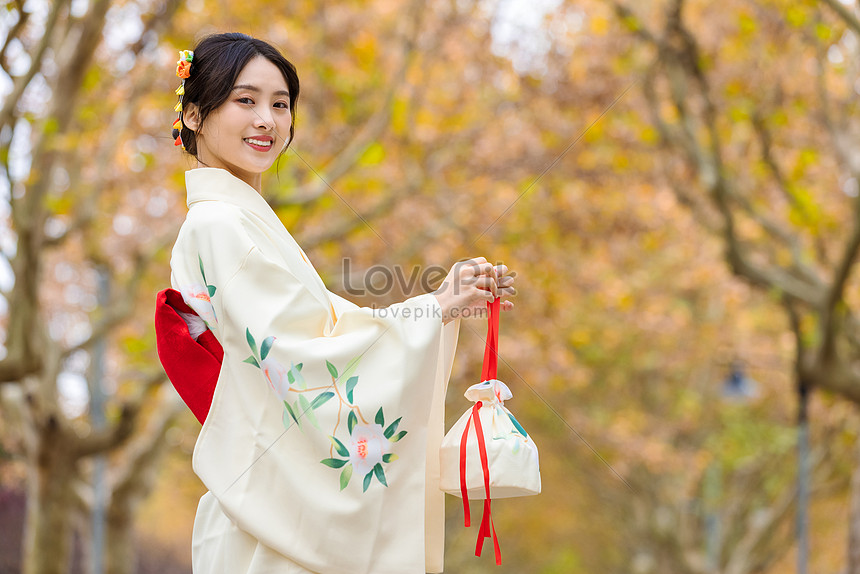 Ảnh Người Phụ Nữ Xinh Đẹp Mặc Kimono Với Túi Xách Tải Xuống Miễn Phí, Ảnh  Womaninkimono, Phụ Nữ Kimono, Người Phụ Nữ Với Túi Xách Đẹp Trên Lovepik