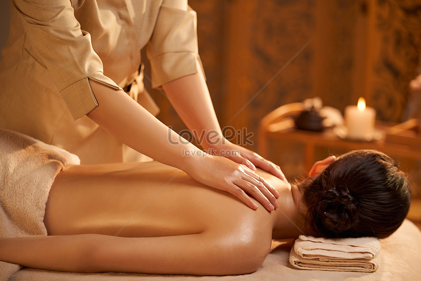 Female spa technician back massage with essential oil photo image_picture free download 501703694_lovepik.com