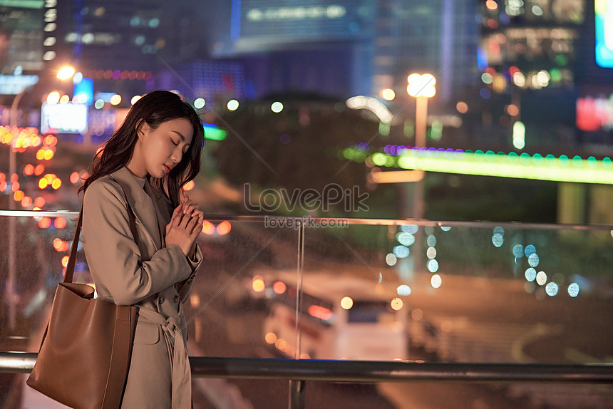 冬の夜の都会の女性イメージ 写真 Id Prf画像フォーマットjpg Jp Lovepik Com