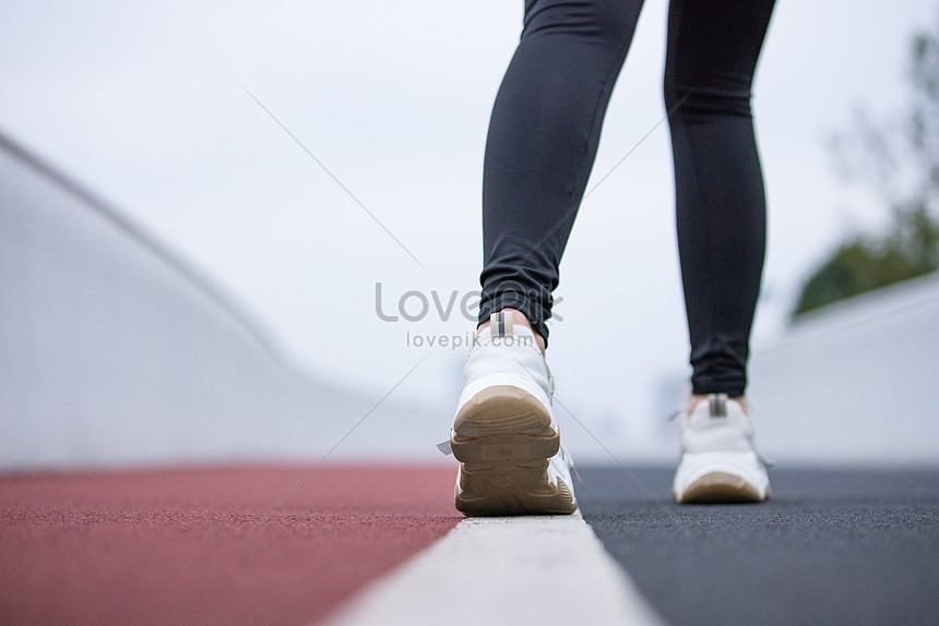 Бегущие женские ноги крупным планом изображение_Фото номер 501707475_JPG  Формат изображения_ru.lovepik.com