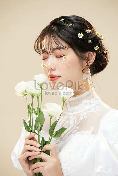花を持っているファッション美しい女性イメージ 写真 Id Prf画像フォーマットjpg Jp Lovepik Com