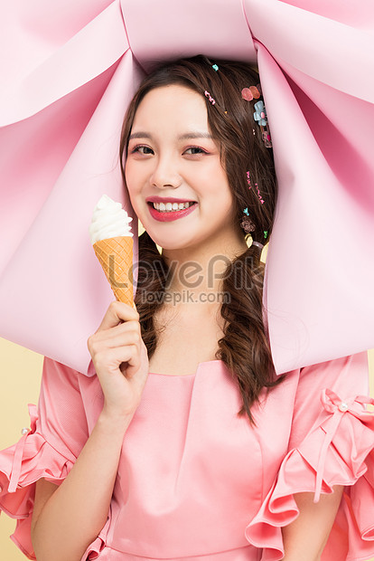 アイスクリームを手に持っている恋人の女の子イメージ 写真 Id Prf画像フォーマットjpg Jp Lovepik Com