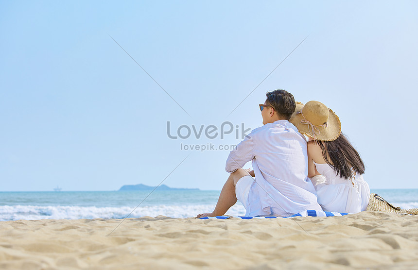 海を見てビーチの上に座って海辺のカップルイメージ 写真 Id Prf画像フォーマットjpg Jp Lovepik Com
