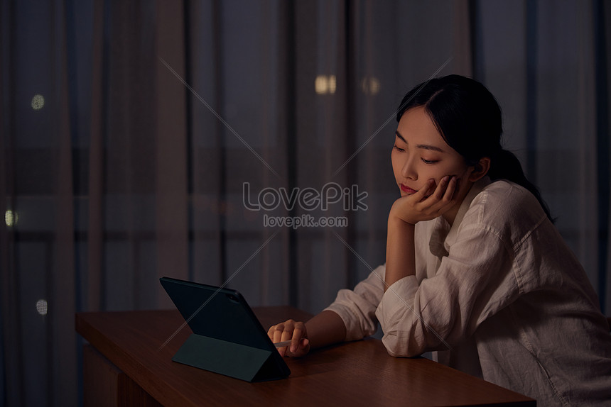 女性の深夜の家の仕事の残業イメージ 写真 Id Prf画像フォーマットjpg Jp Lovepik Com