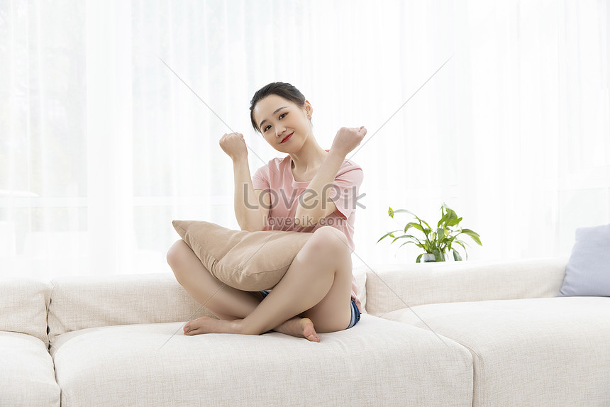 若い女性はソファの家のカジュアルライフに座りますイメージ 写真 Id Prf画像フォーマットjpg Jp Lovepik Com