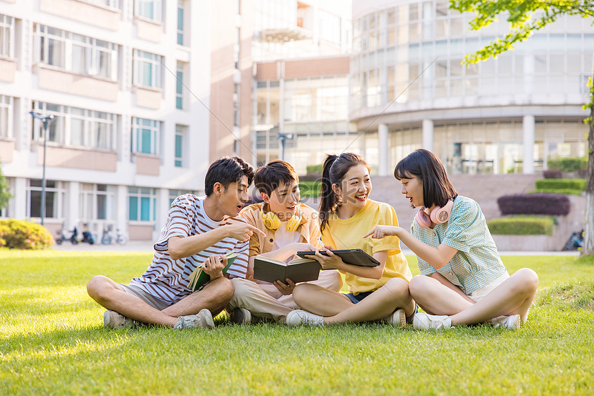 笑い議論の上に座っている若い大 学生イメージ 写真 Id 501758280 Prf画像フォーマットjpg Jp Lovepik Com