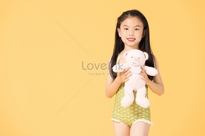 人形を持って水着の小さな女の子イメージ 写真 Id Prf画像フォーマットjpg Jp Lovepik Com