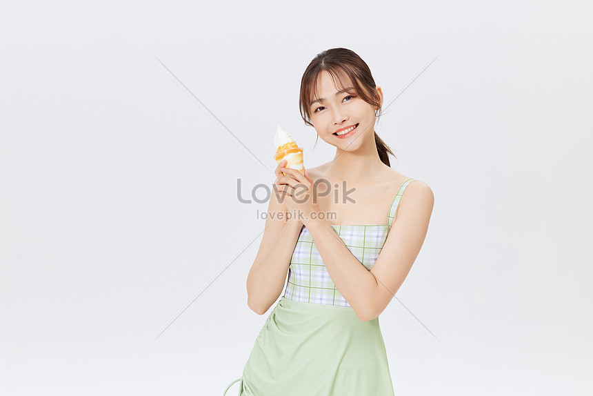 アイスクリームを持っている夏の水着クールな女の子の手イメージ 写真 Id Prf画像フォーマットjpg Jp Lovepik Com