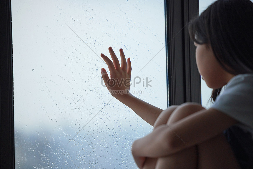 窓の上の悲しい孤独な少女イメージ 写真 Id Prf画像フォーマットjpg Jp Lovepik Com