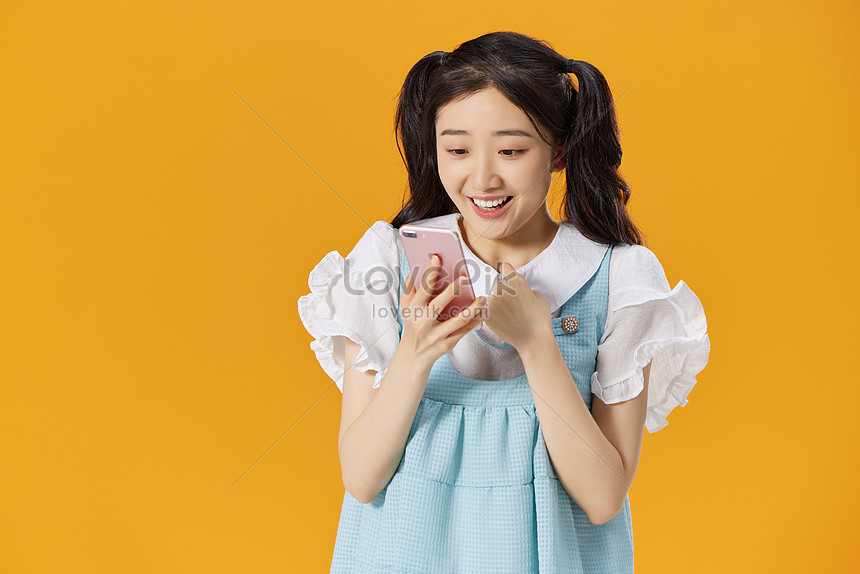 携帯電話を演奏するかわいい女の子イメージ 写真 Id Prf画像フォーマットjpg Jp Lovepik Com