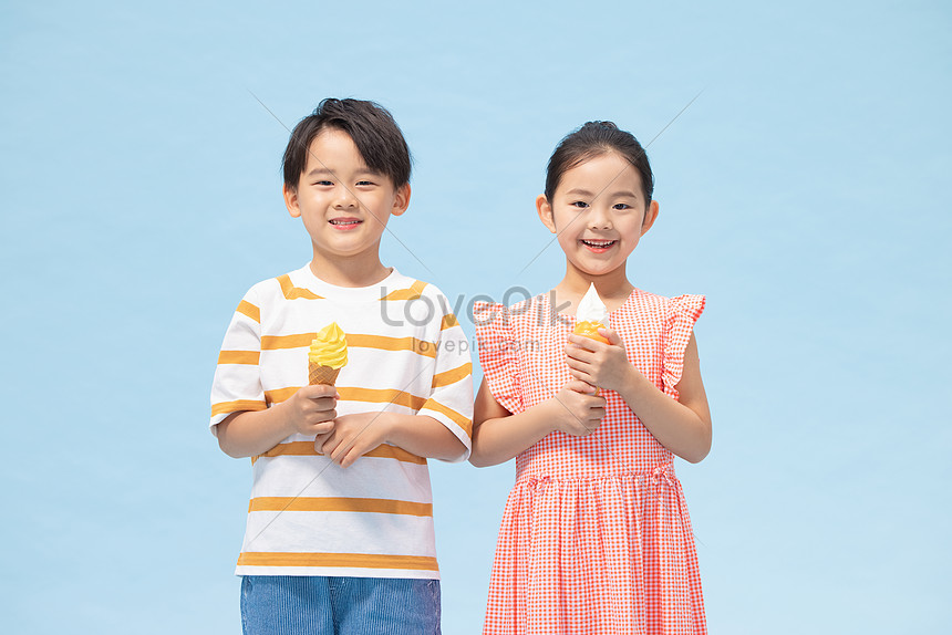 アイスクリームを持っている小さな女の子の手を持つ小さな男の子イメージ 写真 Id Prf画像フォーマットjpg Jp Lovepik Com