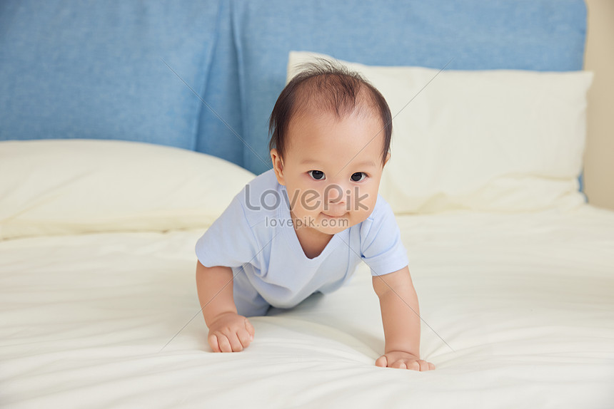 Photo De Bebe Bebe Maison Grimpe Au Lit Mere Bebe Bebe Escalade Photo Images Free Download Lovepik