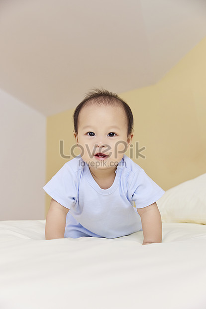 Photo De Lit Bebe Bebe Jouant Rampant Mere Bebe Bebe Escalade Photo Images Free Download Lovepik