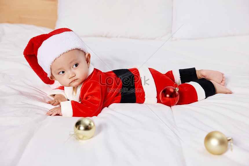 Giáng sinh là dịp để những em bé đáng yêu được trang hoàng trang phục lung linh, dễ thương và ngộ nghĩnh. Họ sẽ trông thật vui tươi khi diện những bộ đồ giáng sinh đáng yêu trong những bức ảnh. Cùng chiêm ngưỡng những bức ảnh em bé đáng yêu này bạn nhé!