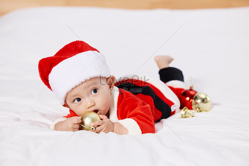 Giáng sinh sắp đến rồi! Và cùng với đó là những bộ đồ Giáng sinh đầy màu sắc và ngộ nghĩnh, giúp các em bé đáng yêu trông thật ngộ nghĩnh và đáng yêu. Hãy cùng xem những bức ảnh đáng yêu này và cảm nhận không khí tuyệt vời của mùa Giáng sinh!