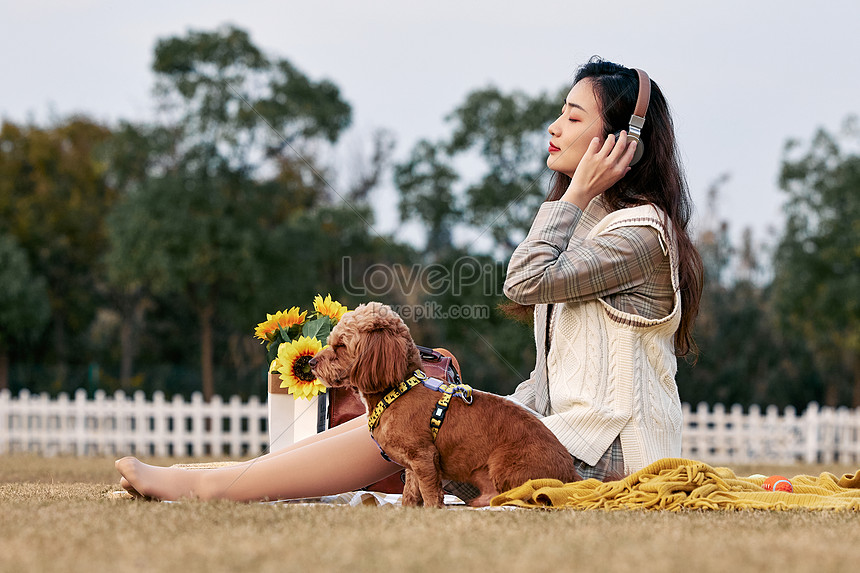 Sự kết hợp giữa người đẹp và chó tạo ra một bức tranh rực rỡ sắc màu. Vẻ đẹp của người và tính cách trung thành của chó cùng nhau kết nối trong mỗi khoảnh khắc. Hãy xem hình ảnh để cảm nhận sự thu hút đến từ hai tinh hoa độc đáo này.