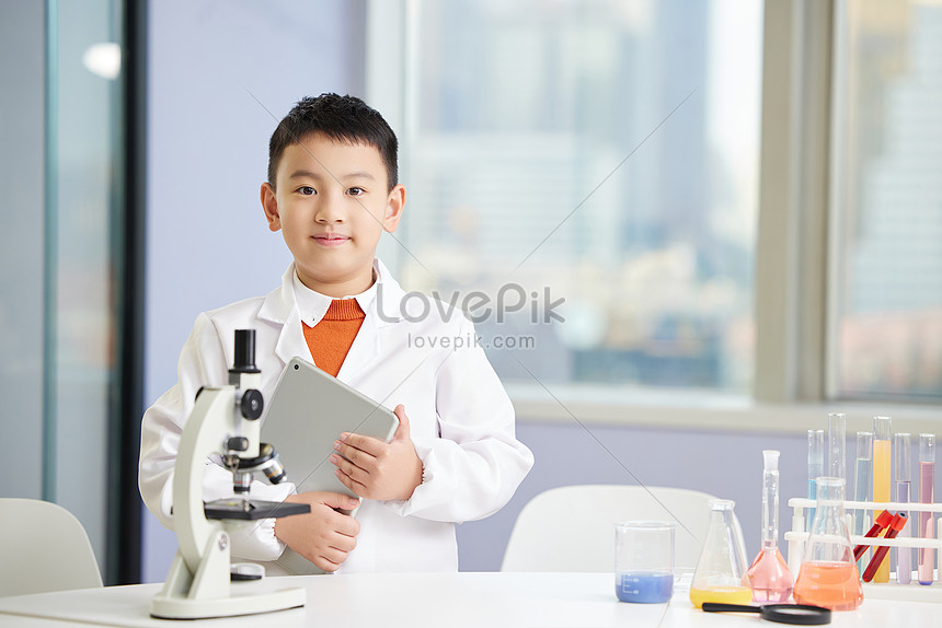 Photo de Petit Garçon Expérience Chimie Expérience Classe, enfant de  laboratoire Photo images free download - Lovepik