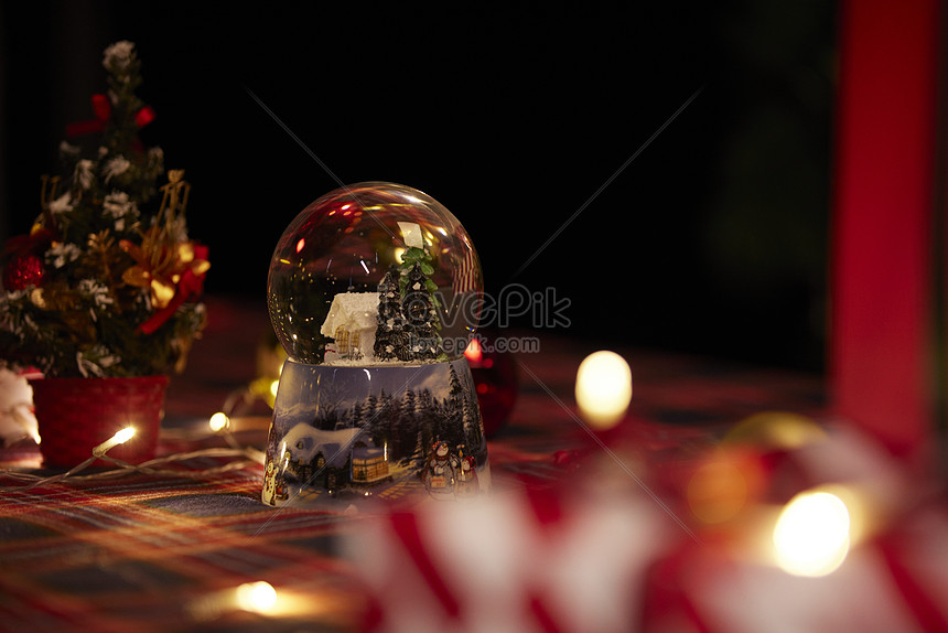 Ảnh đêm Giáng Sinh sẽ làm bạn say mê và hoà mình vào không khí lễ hội của đêm Noel. Hình ảnh những đều đèn sáng lấp lánh, cây thông tô điểm lung linh tạo nên một không gian ấm áp và đầy cảm xúc. Hãy thưởng thức hình ảnh này và đón nhận niềm vui của mùa lễ hội.