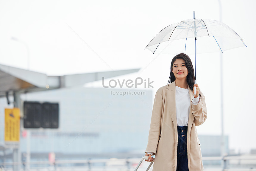 Una Mujer Que Camina Aire Libre Con Un Paraguas | Descarga Gratuita HD Imagen de Foto - Lovepik