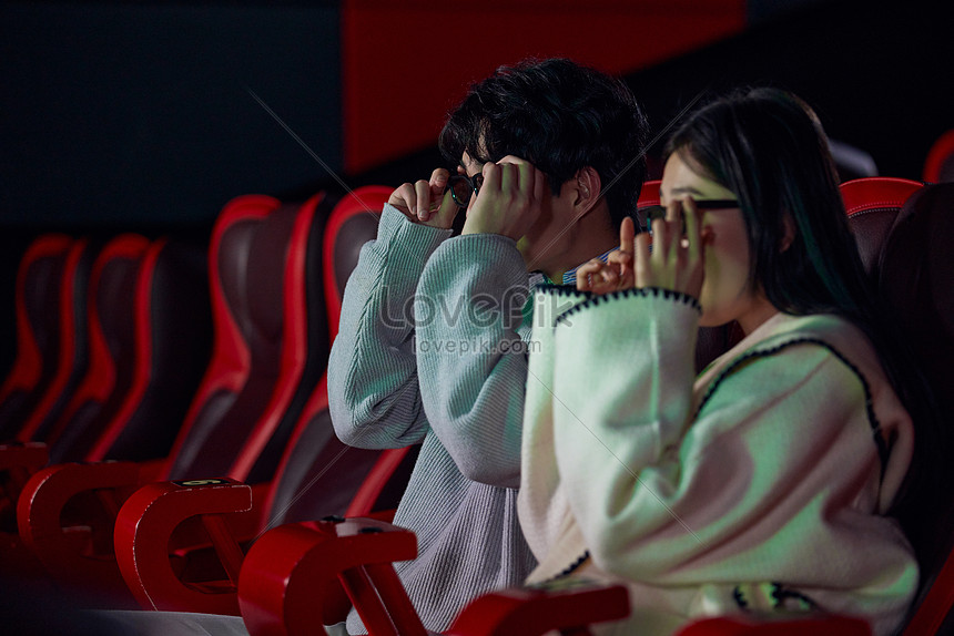 Cặp đôi trẻ đeo kính 3D: Dấn thân vào không gian sống động cùng cặp đôi trẻ đeo kính 3D mới nhất. Họ luôn mang lại nhiều niềm vui và cảm xúc cho những ai thích sự đơn giản và dễ thương.