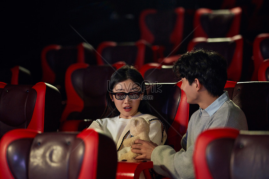 đeo Kính 3d: Đưa trải nghiệm xem phim tại nhà của bạn lên tầm cao mới với kính 3D. Hình ảnh sắc nét, cảm giác thật như đang sống trong bộ phim sẽ khiến bạn và người thân thích thú. Còn chần chờ gì nữa, hãy thử trải nghiệm thú vị này ngay hôm nay.
