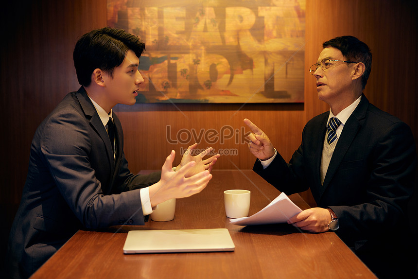 Subordinates And Bosses Discuss Work In The Conference Room Picture And ...