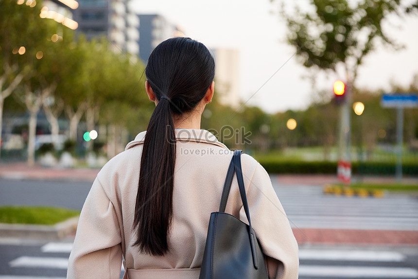 若い女性が信号待ちで道を渡る後ろ姿 写真素材フリー、秋冬, トラフィック, 歩く 画像無料ダウンロード - Lovepik